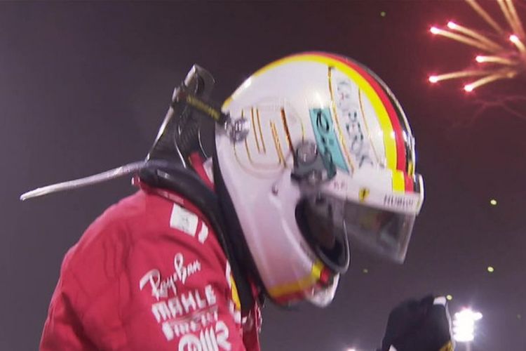 Pebalap Ferrari, Sebastian Vettel, merayakan kemenangannya pada seri balap F1 GP Bahrain di Sirkuit Sakhir, Bahrain, Minggu (8/4/2018).
