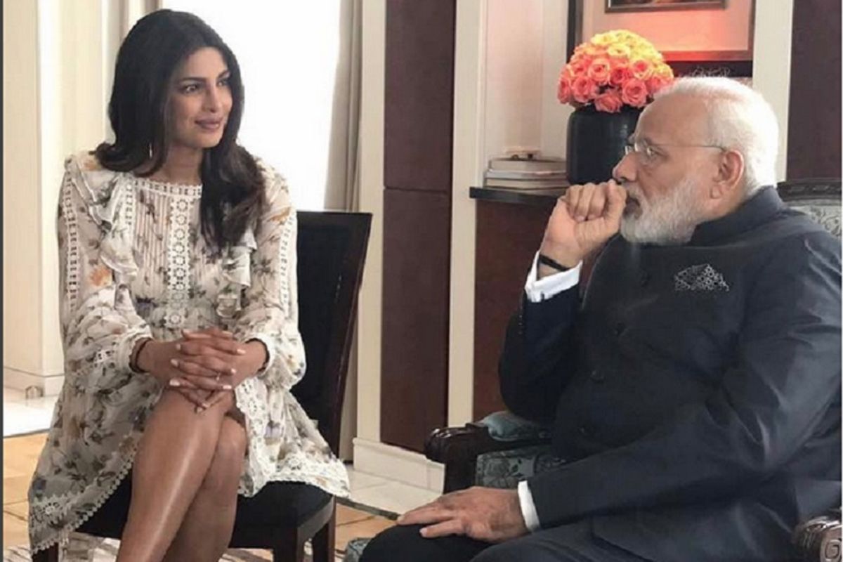 Aktris Bollywood Priyanka Chopra berbincang dengan PM India Narendra Damodardas Modi di Berlin, Jerman, Selasa (30/5/2017).