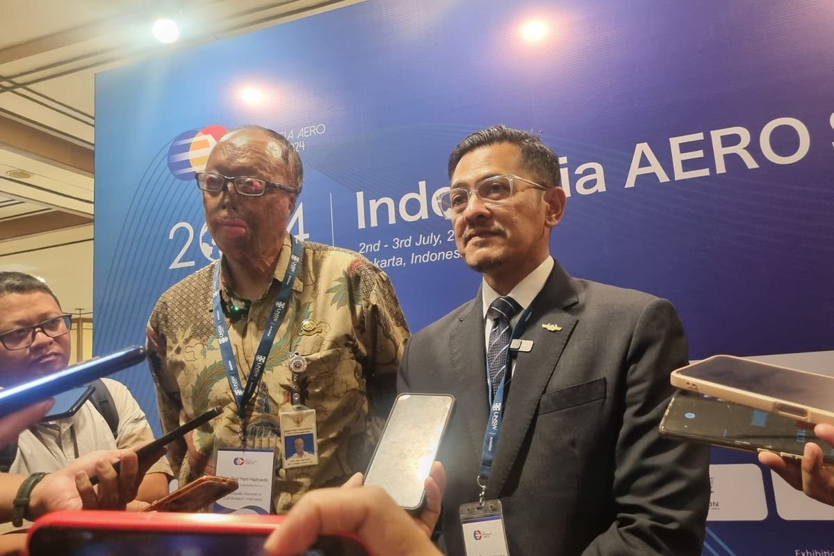 Sekretaris Direktorat Jenderal Perhubungan Udara Kemenhub Sigit Hani Hadiyanto dan Ketua Umum INACA Denon Prawiraatmadja saat acara Indonesia Aero Summit 2024 di RedTop Hotel, Jakarta, Selasa (2/7/2024).
