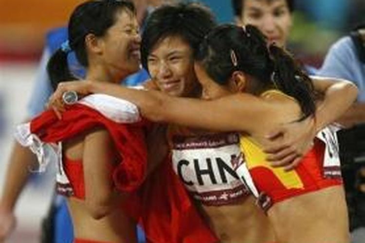 Pelari China's (kiri-kanan) Han Ling, Wang Jing, dan Qin Wangping, merayakan kemenangan mereka di nomor 4x100 meter pada Asian Games ke-15 di Doha, Qatar, 12 Desember 2006.