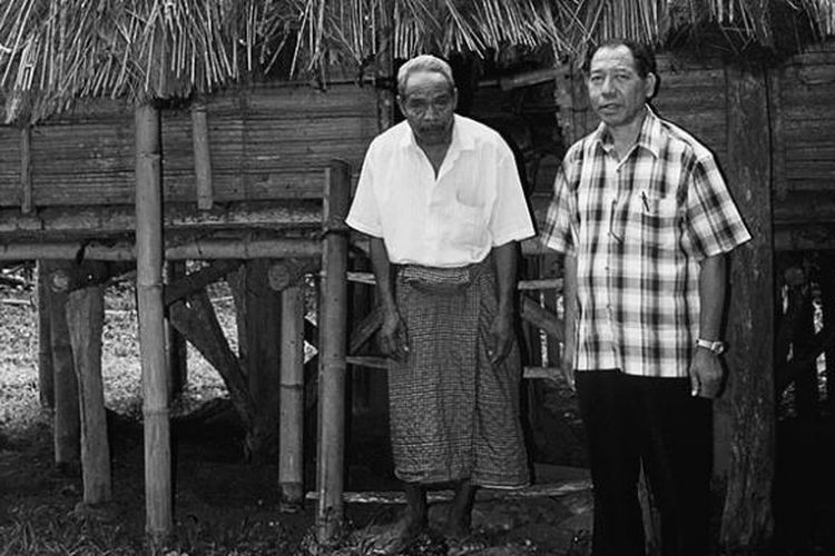 Dua tetua suku Nanga, Gaspar Djawa (kiri) dan Frans Selamat, di depan rumah adat mereka, di Mok, Manggarai Timur, Kamis (31/7/2014). Rumah tua tidak berpenghuni itu disebut Mbaru Embo.