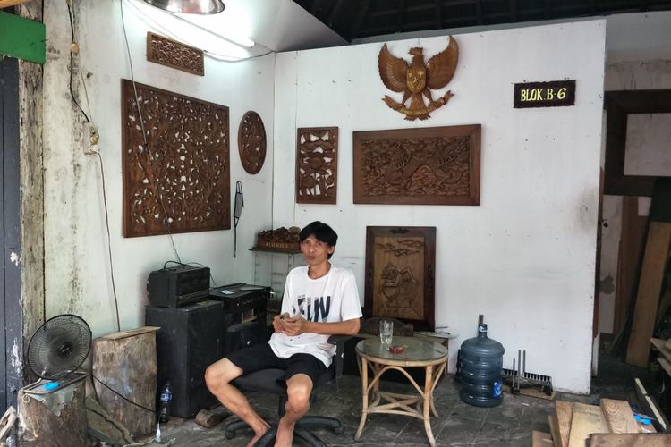 Amirudin, Seniman Pahat di Pasar Seni Ancol, Jakarta Utara, Kamis (12/11/2020). 
