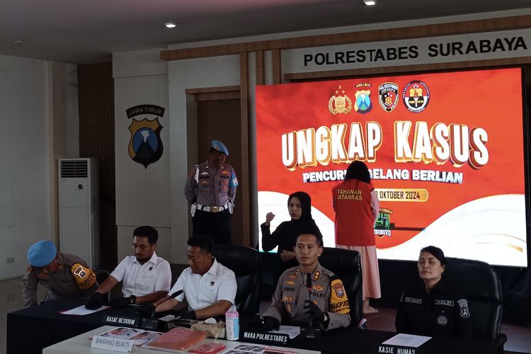 Wanita paruh baya curi berlian di toko perhiasan, di Mapolrestabes Surabaya, Rabu (30/10/2024). 