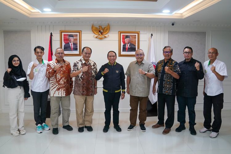 Menteri Pemuda dan Olahraga Republik Indonesia Zainudin Amali (tengah) usai melakukan rapat koordinasi persiapan penyelenggaraan Kejuaraan Dunia Wushu Junior 2022 di Kantor Kemenpora, Jakarta, pada Selasa (22/11/2022).