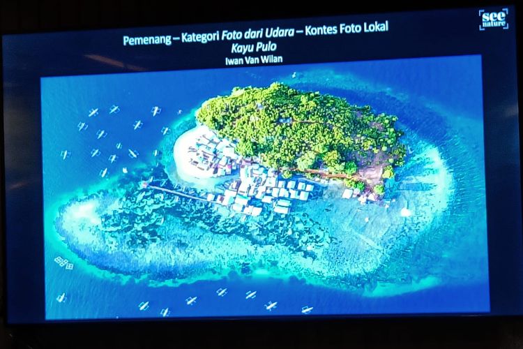 foto Iwan van Wilan yang memperlihatkan sebuah pulau kecil di dekat Jayapura, Papua