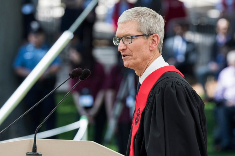 Tim Cook berpidato di depan mahasiswa MIT kelas 2017.