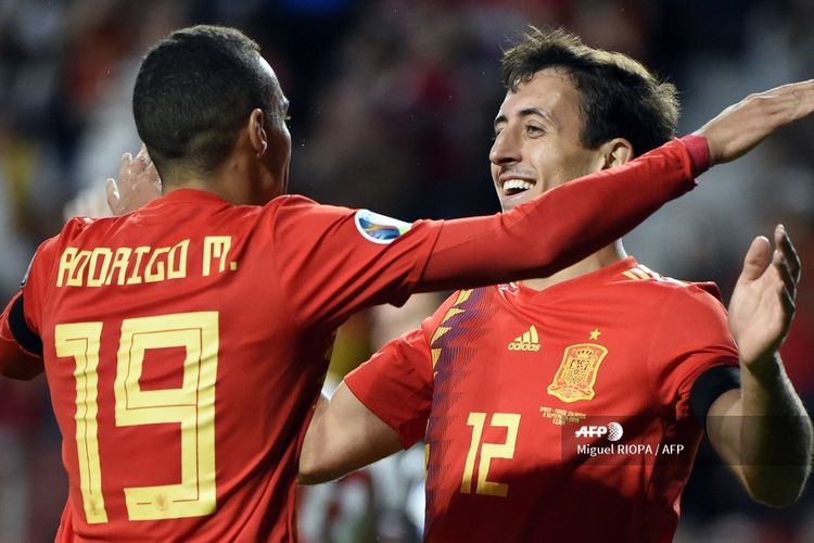Spains forward Rodrigo celebrates with Spains midfielder Mikel Oyarzabal scoring the opening goal during the UEFA Euro 2020 qualifier group F football match between Spain and Faroe Islands at El Molinon stadium in Gijon on September 8, 2019. (Photo by Miguel RIOPA / AFP)