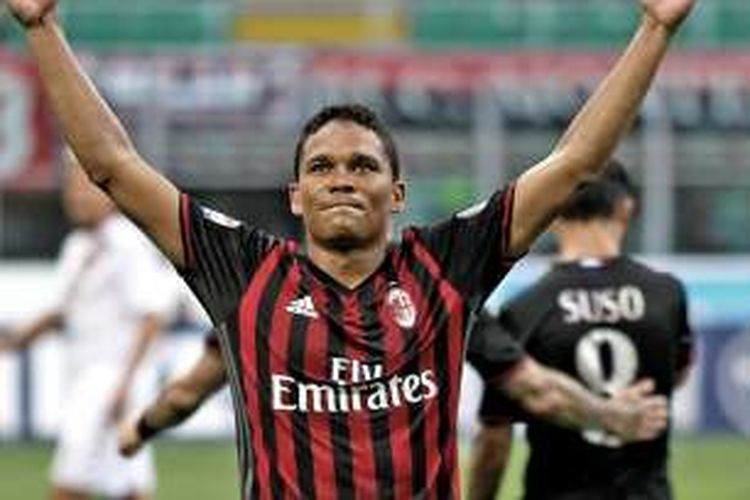 Penyerang AC Milan, Carlos Bacca, tampil pada laga Serie A kontra Torino, di Stadion San Siro, Minggu (21/8/2016).