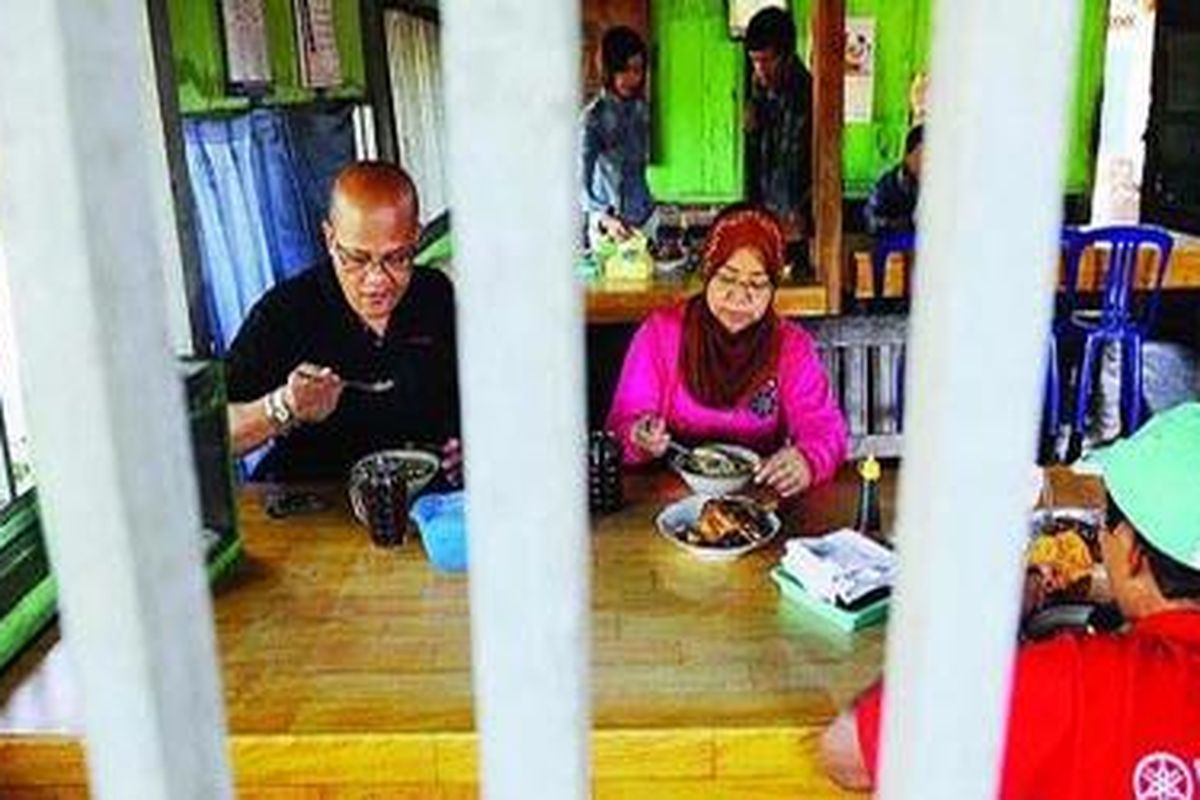 Para pelanggan menikmati soto ayam kampung di Warung Soto Tan Proyek Gunung Kidul, DIY, Sabtu (20/2/2010).