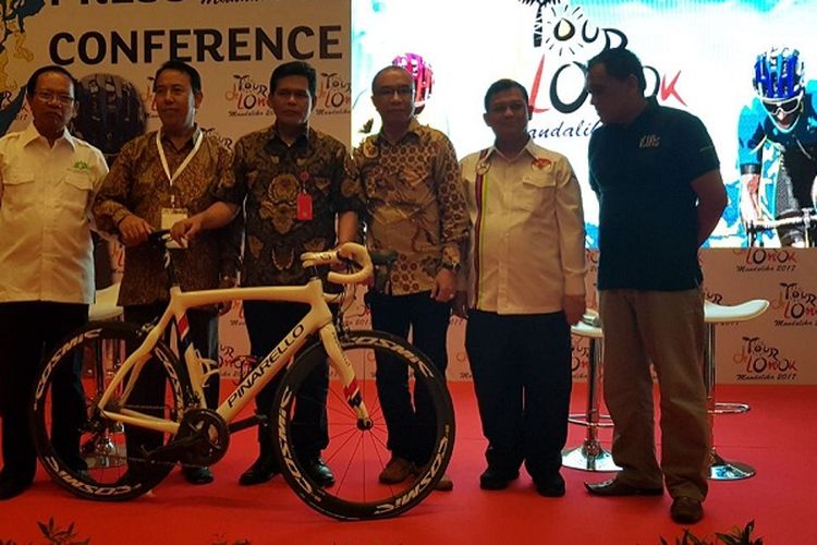 Para penyelenggara Tour de Lombok Mandalika berfoto pada sesi konferensi pers di Hotel Dharmawangsa, Jakarta, Kamis (23/3/2017).