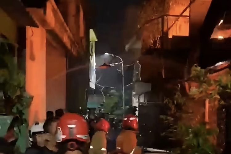 Rumah di Surabaya Terbakar karena Cas Motor Listrik Korslet, 2 Orang Meninggal Dunia 