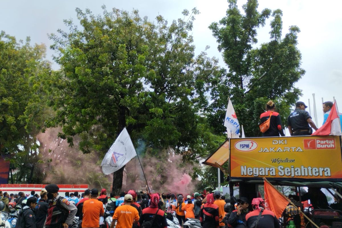 Situasi aksi demonstrasi di depan Balai Kota DKI Jakarta, Gambir, Jakarta Pusat, Kamis (10/10/2022