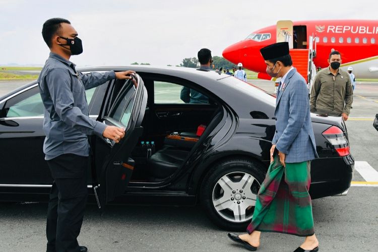 Presiden Joko Widodo saat tiba di Bandar Udara Internasional Sultan Aji Muhammad Sulaiman, Kota Balikpapan pada Senin (31/1/2022). Jokowi langsung menuju Balikpapan Sport and Convention Center untuk menghadiri acara PBNU.  