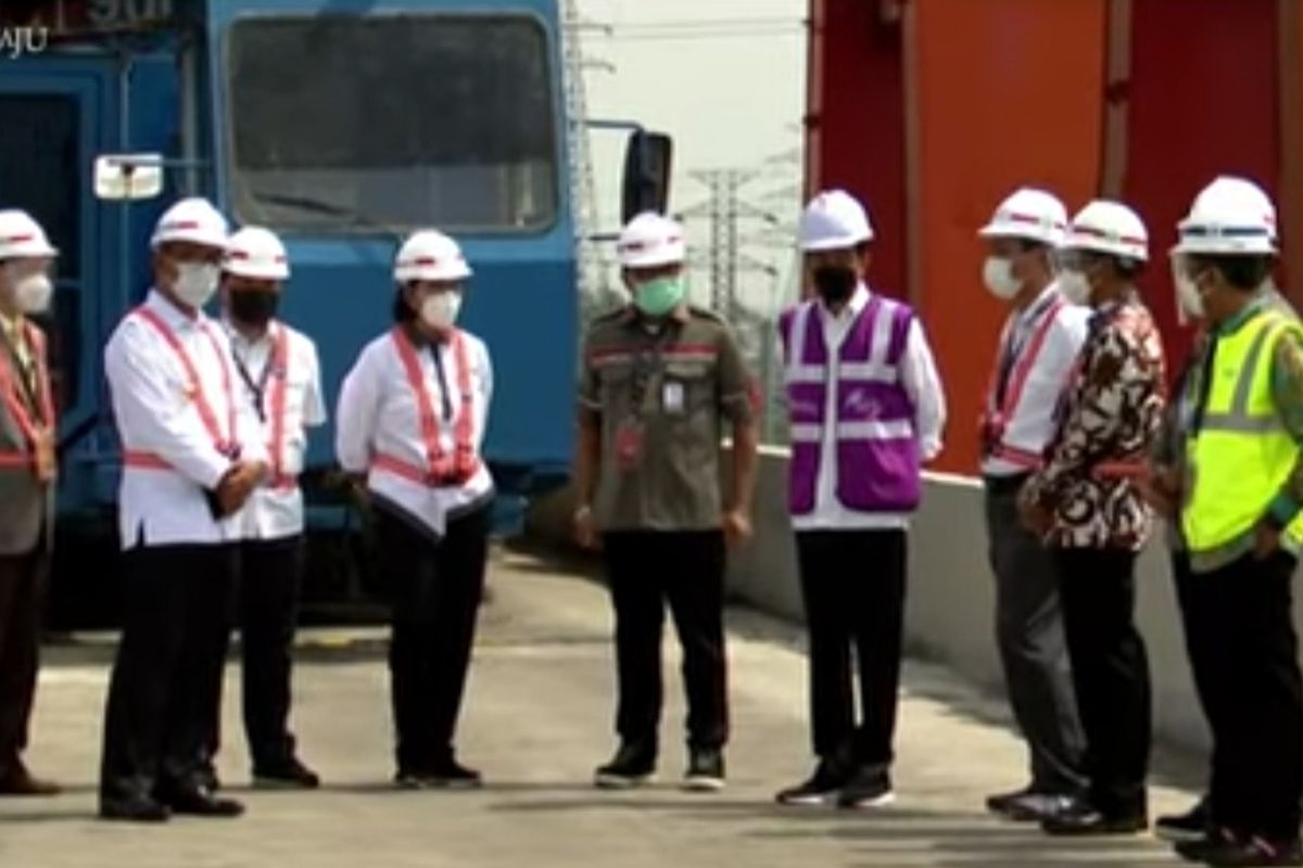 Presiden Joko Widodo meninjau lokasi proyek pembangunan Kereta Cepat Jakarta-Bandung yang berada di Kelurahan Warungharja, Cikarang Utara, Kabupaten Bekasi, Selasa (18/5/2021). 