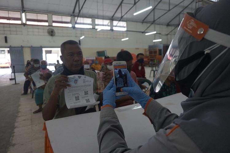 Warga penerima bantuan tunai 