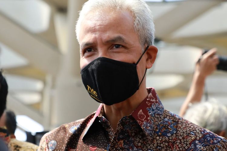 Ganjar Pranowo mengenakan masker di saat menghadiri peringatan Hari Olahraga Nasional (Haornas) di GOR Pesantenan Kabupaten Pati, Rabu (10/9/2020).