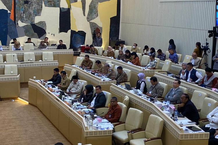 Menteri ATR/Kepala BPN Nusron Wahid dalam rapat kerja dengan Komisi II DPR RI di Kompleks Parlemen, Senayan, Jakarta Pusat, Senin (19/1/2026).