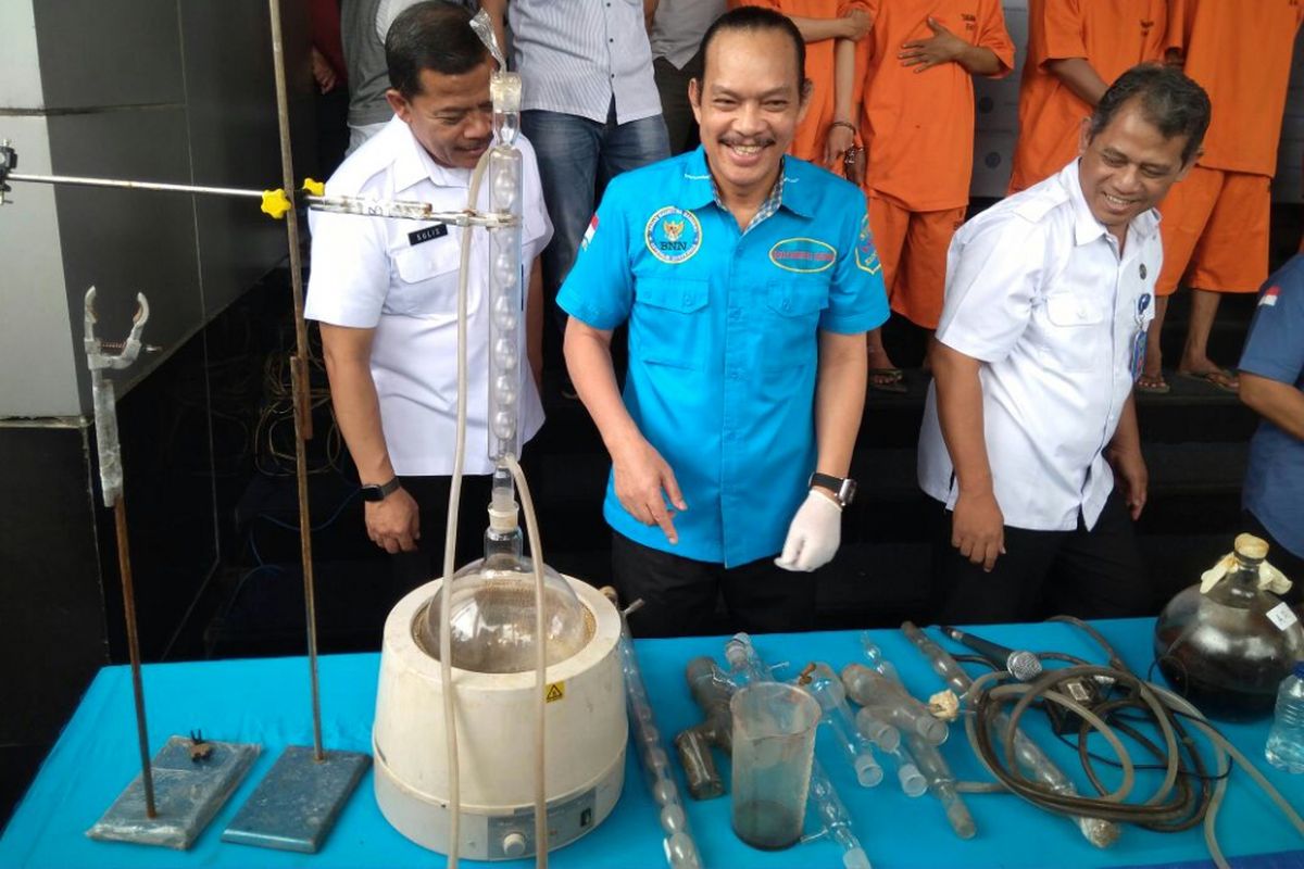 Barang bukti peralatan yang digunakan untuk produksi ekstasi cair di diskotek MG Club, Jakarta (21/12/2017)