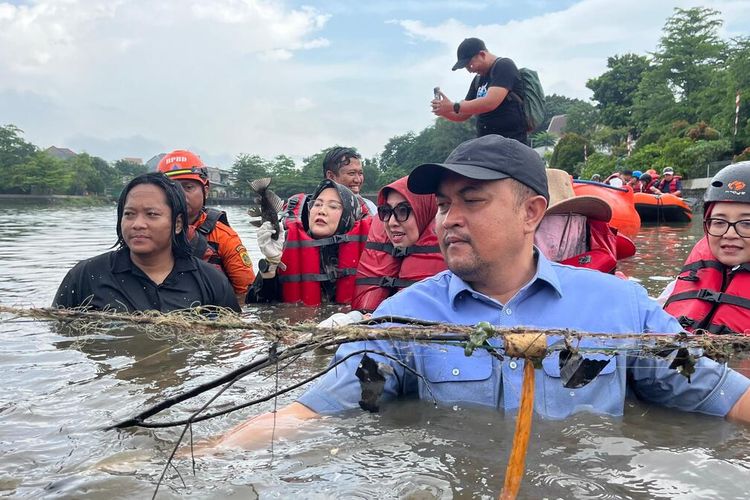 Terjun Langsung ke Kali Cidurian, Bupati Bogor Temukan Sedimentasi Tinggi dan Sampah Menumpuk
