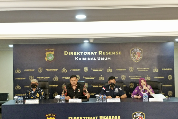 Konferensi pers pengungkapan kasus satu keluarga tewas di dalam rumahnya di Kalideres, Jakarta Barat, Jumat (9/12/2022) di Mapolda Metro Jaya. 