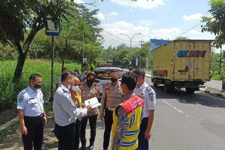 Tim gabungan melakukan survei di daerah rawan kecelakaan JLS Kota Salatiga.