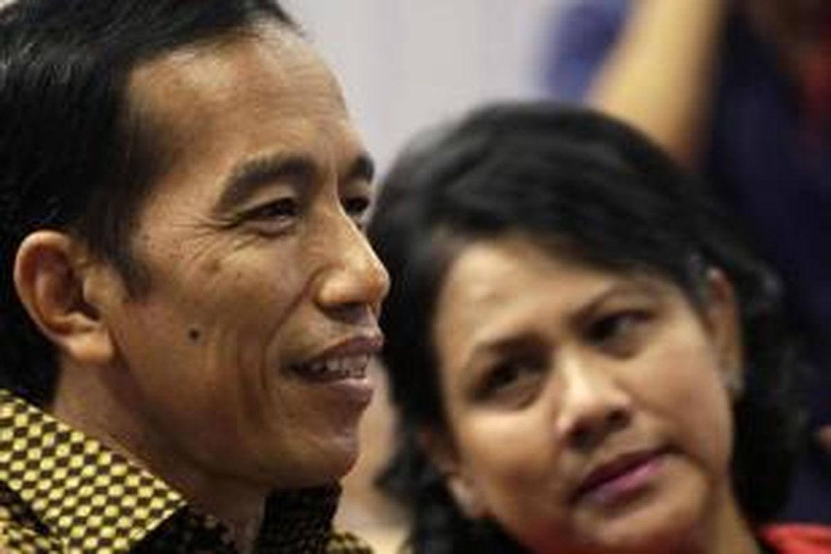 Presiden Joko Widodo atau Jokowi dan Ibu Negara Iriana Joko Widodo menghadiri acara kelulusan anak bungsunya Kaesang Pangarep dari Program International Baccalaureate di Anglo-Chinese School (International) Singapura, Jumat (21/11/2014).