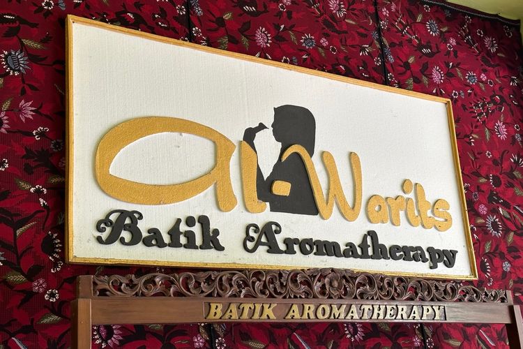 Batik dengan wangi layaknya aromaterapi mungkin belum familiar bagi sebagian masyarakat Indonesia. Produk batik dengan wangi aromaterapi muncul dari sosok pemilik Al-Warits, Warisatul Hasanah (34). Warits, sapaan perempuan lulusan STIE Perbanas Surabaya tersebut membuat inovasi batik aromaterapi untuk memasarkan batik produksi para perajin dari Pulau Madura.