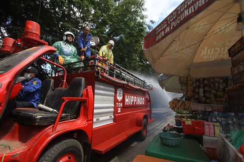 Semprot Disinfektan, Petugas Damkar Hanya Berlapis Jas Hujan Seadanya