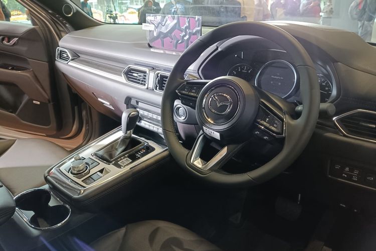 Interior Mazda CX-8 di hari peluncurannya 26 Juli 2022