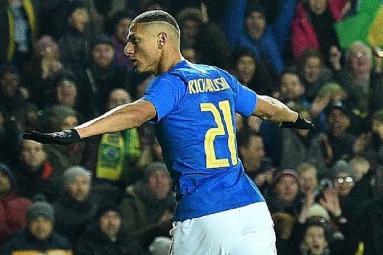 Richarlison merayakan golnya pada laga persahabatan Brasil vs Kamerun di Stadion MK Dons, Milton-Keynes, 20 November 2018. 