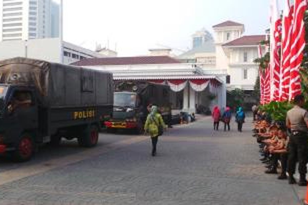 Tampak polisi bersiaga di halaman Balaikota Jakarta saat putusan Mahkamah Konstitusi (MK), Kamis (21/8/2014).