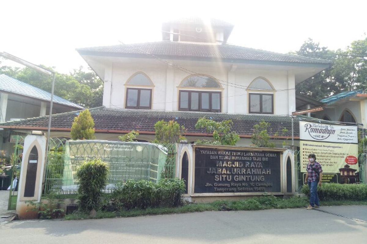 Masjid Jabalurrahmah yang berlokasi di Jalan Gunung Raya, Cirendeu, Ciputat Timur, Tangerang Selatan. Masjid ini yang tetap kokoh berdiri saat bencana Situ Gintung jebol pada Maret 2009 lalu