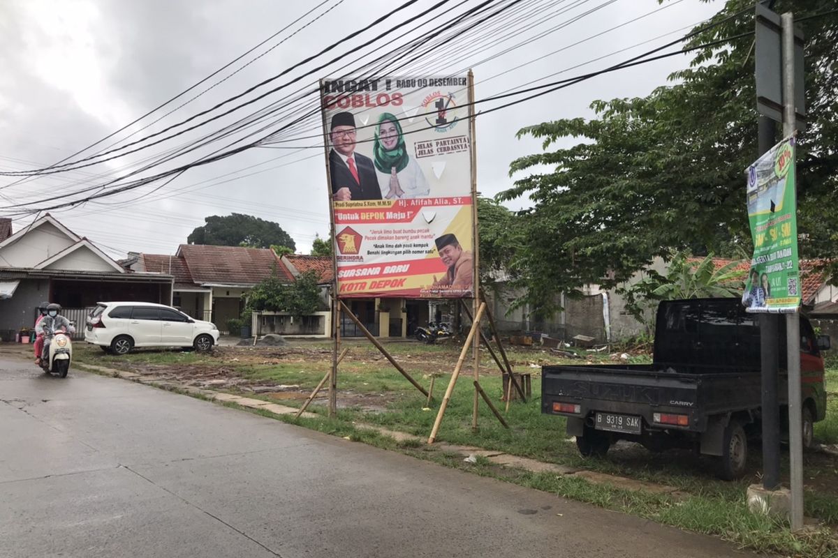 Alat peraga kampanye Pilkada 2020 Kota Depok masih terpantau terpasang di Jalan Pramuka Raya, Limo, Kota Depok, Jawa Barat pada Minggu (6/12/2020) siang. 