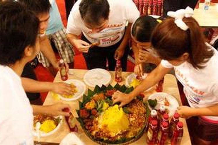 Peserta adu cepat menghabiskan nasi tumpeng dalam acara Lomba Makan Soto dan Nasi Tumpeng di atrium Mal Artha Gading, Jakarta Utara, Sabtu (3/11/2012). Panitia mengatakan tujuan lomba ini adalah untuk melestarikan kuliner asli Indonesia dan terus mengenalkannya kepada masyarakat.   