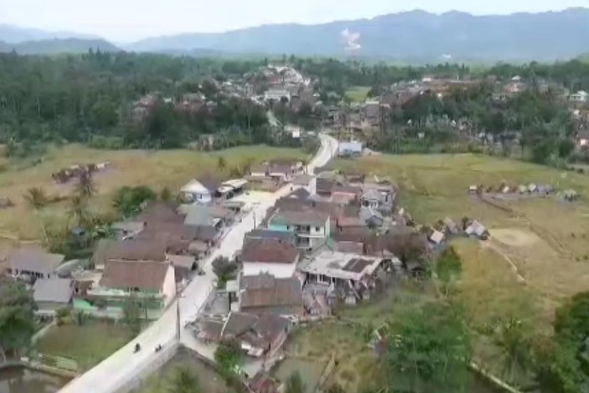 Nampak dari atas Ruas Jalan Cipanas-Warung di Kabupaten Lebak, Banten yang sudah dibangun