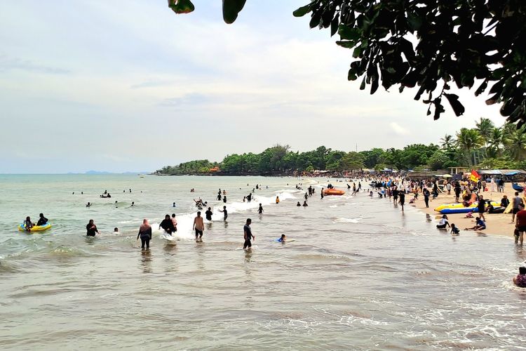 Kawasan wisata Pantai Anyer, Kabupaten Serang, Banten dipadati wisatawan. Tak hanya lokasi pantai, tapi hotel pun ramai dengan tamu yang menginap ppad masa libur Lebaran 2025.