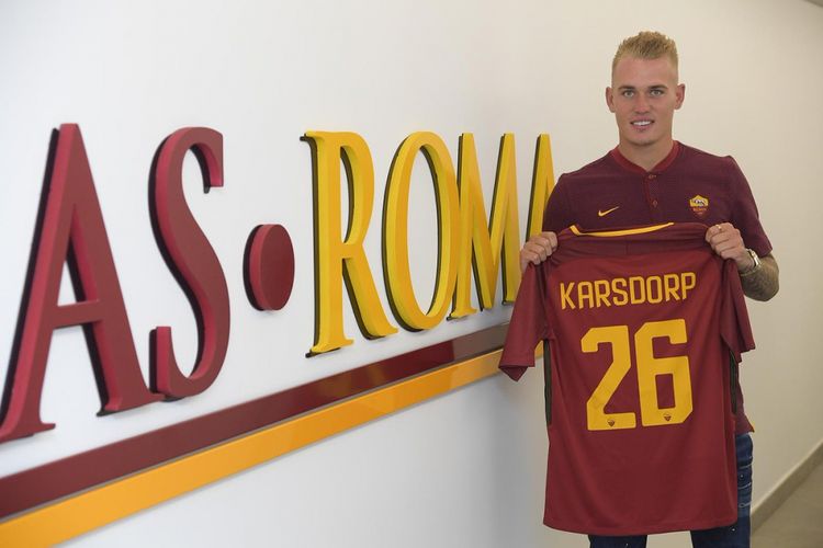 Rick Karsdorp memamerkan seragam AS Roma setelah merampungkan transfer, Rabu (28/6/2017).