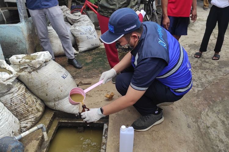Petugas Perusahaan Umum Daerah Pengelolaan Air Limbah (PAL) Jaya mengambil sampel air limbah kotoran sapi dari salah satu peternak di Kelurahan Cikoko, Jakarta Selatan, Senin (26/6/2023). 