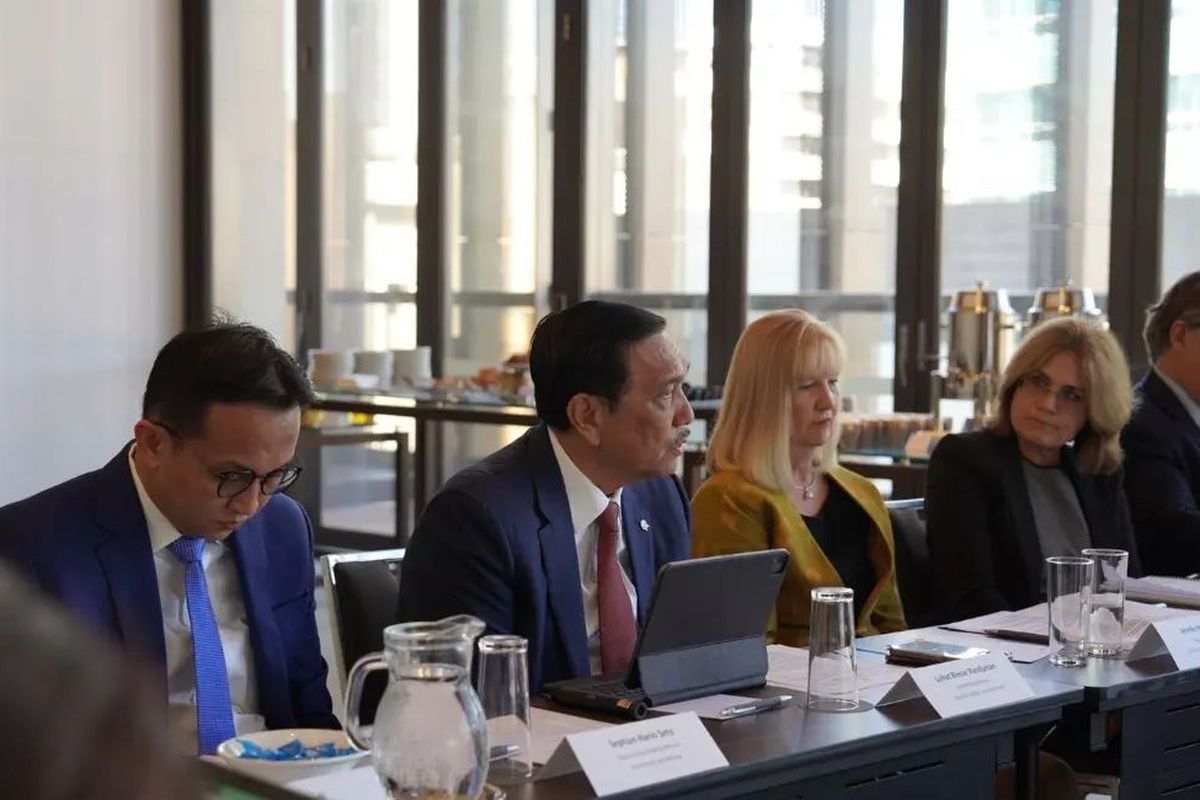 Menteri Koordinator Bidang Kemaritiman dan Investasi Luhut Binsar Pandjaitan bertemu dengan para pengusaha lithium dari Australia di KJRI Perth, Senin (13/2/2023).