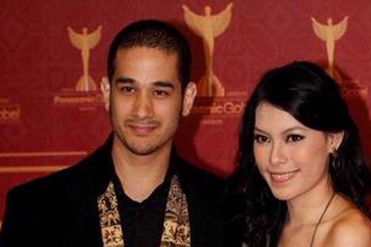 Bintang sinetron Okan Cornelius dan Viviane datang pada The 13th Panasonic Gobel Awards di Djakarta Theatre XXI, Jakarta, Jumat (26/3/2010) malam. Ajang penghargaan bagi karya dan insan pertelevisian nasional tersebut mempersembahkan 25 penghargaan yang terdiri dari 11 penghargaan kategori individu, 24 penghargaan kategori program acara, dan satu penghargaan khusus. KOMPAS IMAGES/KRISTIANTO PURNOMO