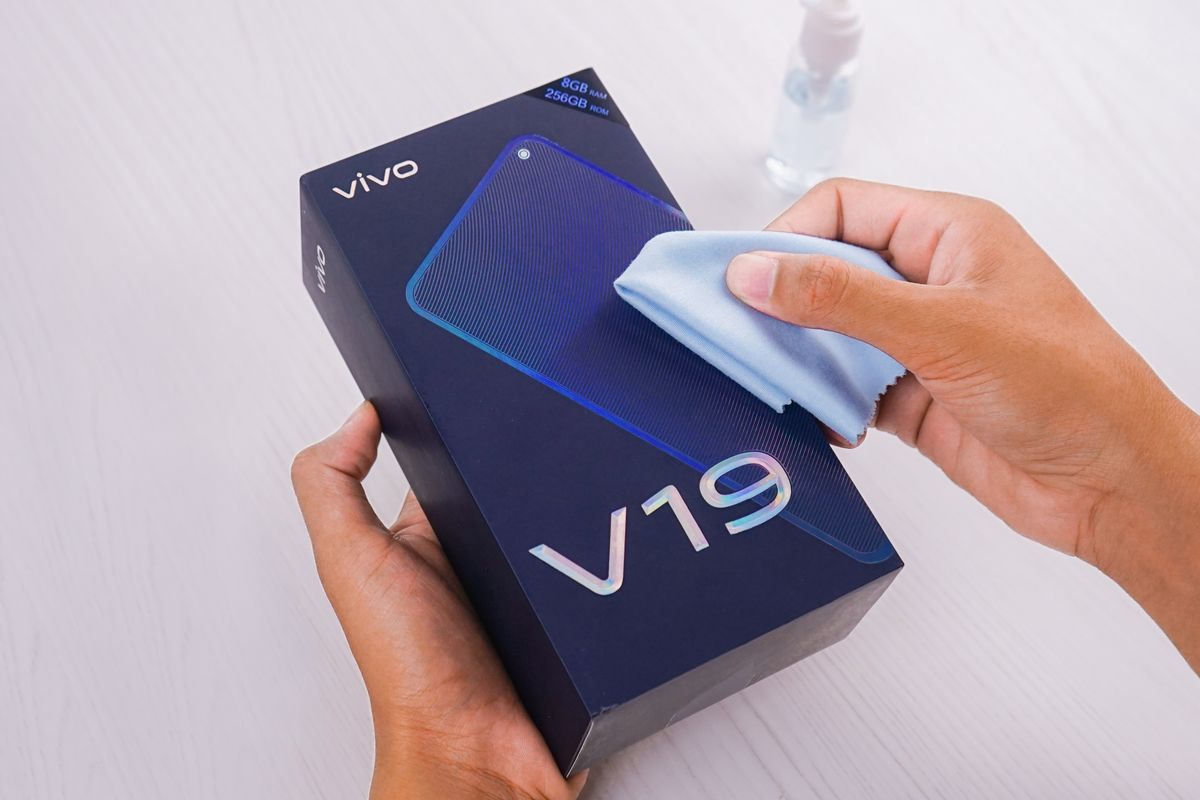 Kotak penjualan Vivo V19 yang sedang dibersihkan.