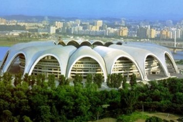 Stadion sepakbola terbesar di dunia ini berkapasitas 150.000 penonton. Bentuknya unik, mirip kembang magnolia.