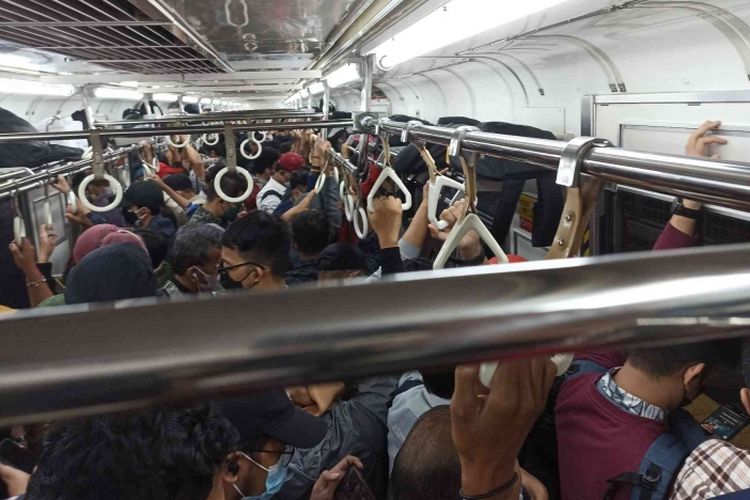 Kepadatan penumpang di dalam gerbong KRL Commuter Line pada jam sibuk.