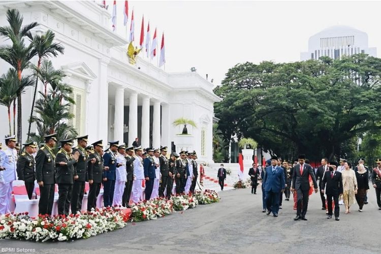 Jokowi dan Prabowo pada upacara peringatan HUT ke-77 TNI.