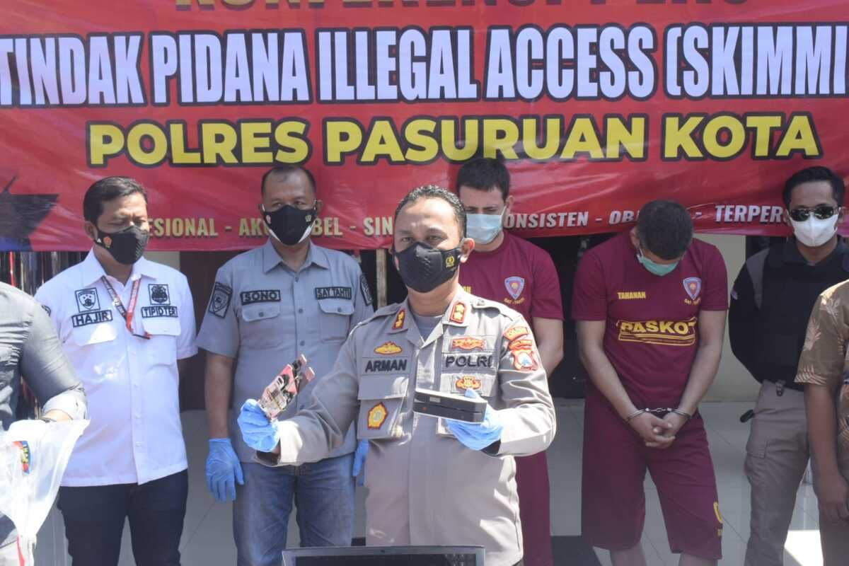 Kapolres Pasuruan Kota, AKBP Arman saat merilis WN Bulgaria sebagai tersangka kasus skimming, Selasa (12/10/2021).