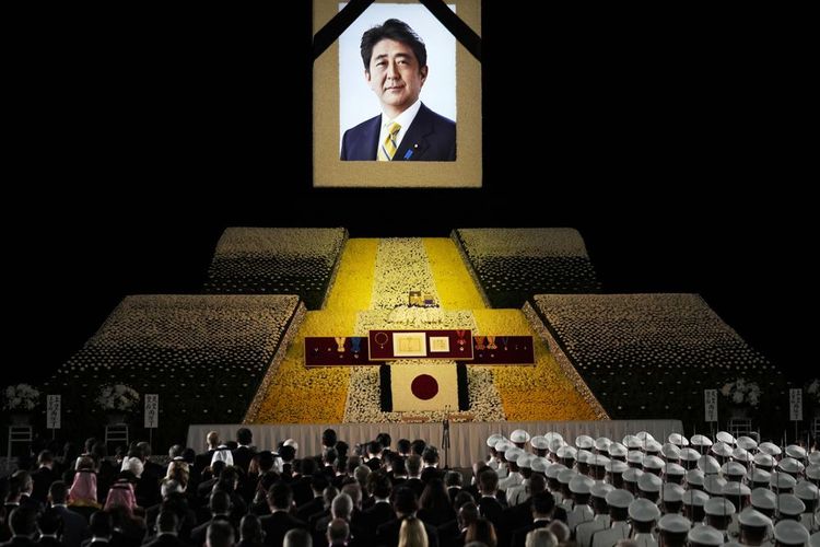 Abu mantan Perdana Menteri Shinzo Abe dibawa ke pemakaman kenegaraannya di Tokyo, Selasa (27/9/2022). Abe dibunuh pada bulan Juli. 