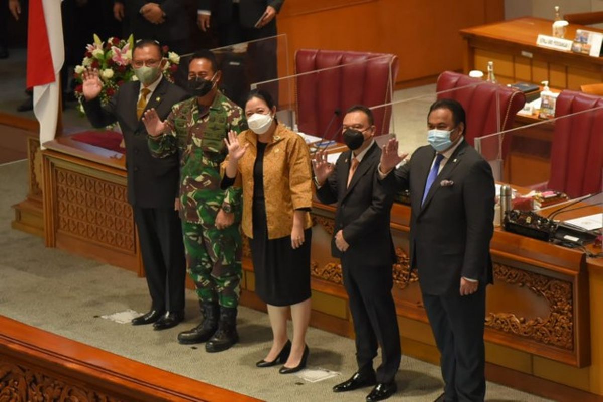 Ketua DPR RI Dr. (H.C.) Puan Maharani usai menyetujui Jenderal Andika sebagai Panglima TNI dalam Rapat Paripurna DPR di Gedung Nusantara II, Senayan, Jakarta, Senin (8/11/2021). Foto: Runi/nvl
