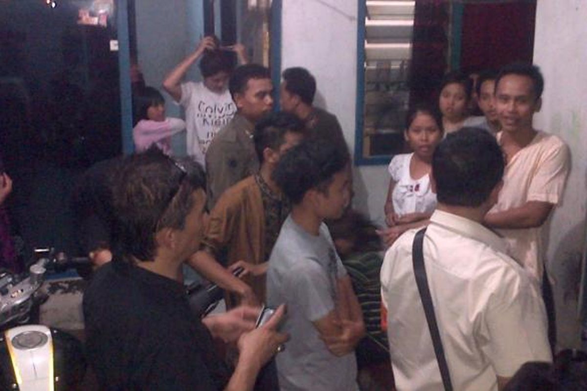 Petugas dari Suku Dinas Kependudukan Jakarta Pusat, Ruspinuji, melakukan bina kependudukan di kos-kosan, Rabu (27/8/2014) malam.