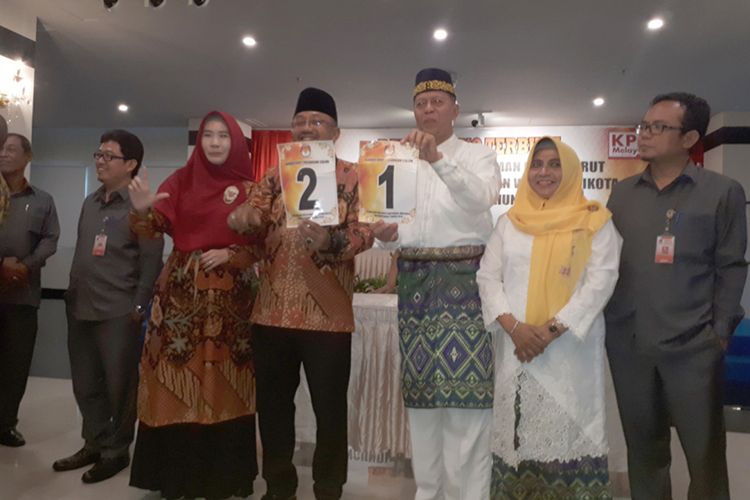 Pasangan Syahrul-Rahma dan pasangan Lis Darmansyah-Maya Suryanti menunjukkan nomor urut seusai pencabutan nomer urut Pilkada Tanjungpinang 2018 di Hotel CK.