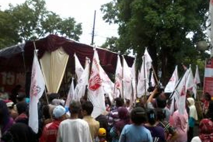 Ratusan warga berjoget sambil mengibarkan bendera Partai Keadilan dan Persatuan Indonesia dalam acara kampanye perdana partai tersebut di Gelanggang Remaja, Mampang Prapatan, Jakarta, Senin (17/3/2014).